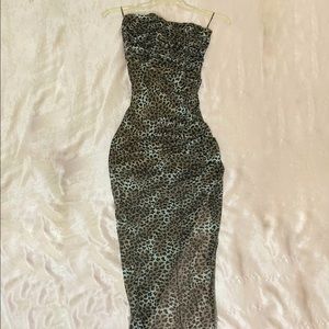 Strapless, Body-con dress, Tighter fit around waist, comfortable